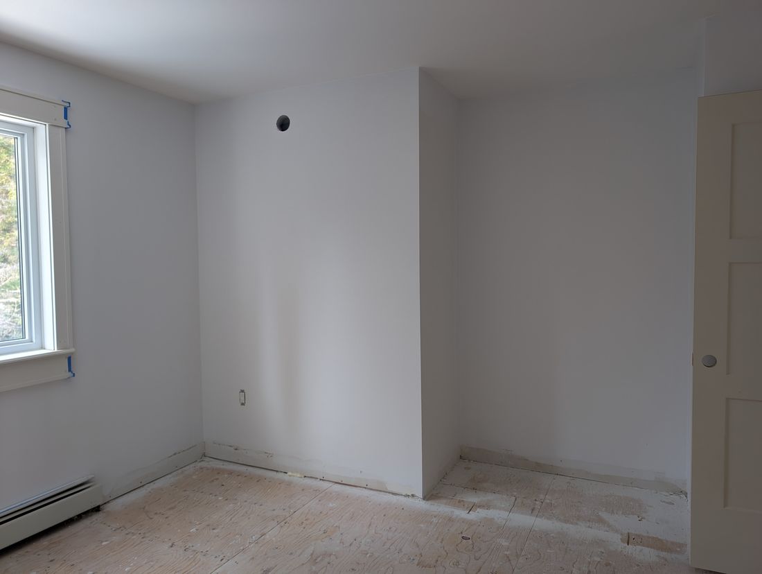 A finished empty room with clean white walls and ceiling.